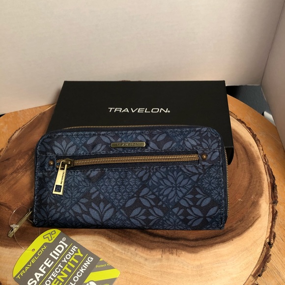 NWT Navy Floral TRAVELON RIFD Protected Wristlet - Picture 2 of 8